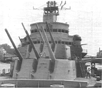 04.jpg: Носовые 152-мм башни «Белфаста» с орудиями в положении наибольшего угла возвышения.