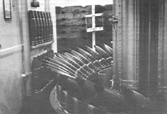 05.jpg: Кольцевой магазин с уложенными снарядами в погребе второй 152-мм башни «Белфаста».