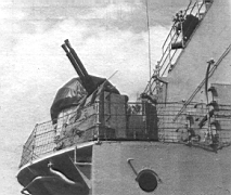 09.jpg: Спаренная 40-мм установка «Бо-форс» Мк-V на носовой надстройке крейсера. Позади нее — зачехленный пост CRBFD.