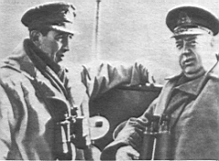 15.jpg: Кэптен Хью Фолкнер (слева) и контр-адмирал Стюарт Бонэм-Картер на мостике крейсера «Эдинбург».