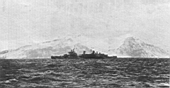 23.jpg: «Белфаст»   у   заснеженных берегов Исландии,    февраль 1943 г.