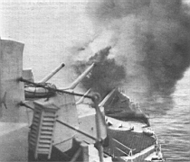 28.jpg: «Белфаст» ведет огонь по береговым позициям.    Корея,  1951 г.