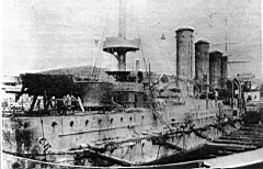 13.jpg: «Баян» во время ремонта в сухом доке Порт-Артура после подрыва на мине, июль 1904 г. 152-мм, 75-мм и 47-мм орудия демонтированы.