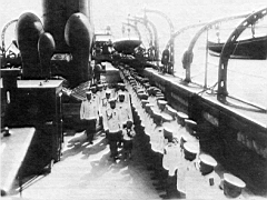 25.jpg: «Адмирал Макаров» по прибытии из Тулона 29 мая 1908 г. Николай II с наследником и свитой обходит строй моряков.