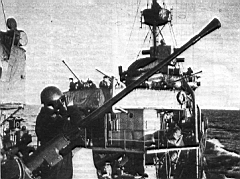 04.jpg: Эсминец «Сообразительный», начало 1943 г. Любопытно размещение зенитного вооружения на площадке позади первой дымовой трубы: в центре сохранился 45-мм полуавтомат 21-К, а по бортам установлены 37-мм пушки 70-К.