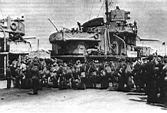 09.jpg: «Сообразительный» принимает на борт морских пехотинцев, август 1942 г.