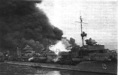 10.jpg: После налета вражеской авиации. Позади «Сообразительного» — пожар на танкере «Передовик». Батуми, 18 января 1943 г.