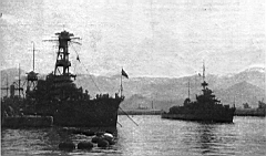 14.jpg: «Сообразительный» и крейсер «Красный Кавказ» (слева) в одном из портов Кавказского побережья, 1943 г.