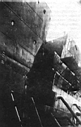 20.jpg: Стыковка корпуса «Способного» с изготовленной заново носовой частью. Поти, декабрь 1942 г.