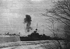 31.jpg: «Стройный» ведет огонь по немецким позициям под Ленинградом.