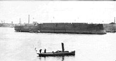 03.jpg: `Пересвет` спущен на воду. Первоначально корпус корабля был окрашен в черный цвет.
