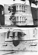 12.jpg: Казематы 152-мм орудий «Пересвета»: кормовые (вверху) и средний (внизу). На нижнем снимке также хорошо видны порты 75-мм орудий.