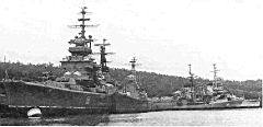 24.jpg: Крейсера Тихоокеанского флота после списания, 1989 г. На переднем плане —«Александр Суворов» (проект 68А), справа — «Адмирал Лазарев».