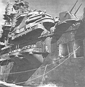 09.jpg: Авианосец «Рэндолф» после установки дополнительных четырехствольных «бофор-сов» по правому борту, 1945 г.