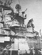 10.jpg: Установка антенны радара 8К на авианосце «Йорктаун» во время его стоянки в лагуне атолла Улити.май 1945 г. «Йорктаун» был единственным кораблем типа «Эссекс», у которого антенна этой РЛС размещалась с левой стороны дымовой трубы.