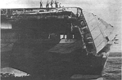 13.jpg: Слабость конструкции полетной палубы была одним из главных недостатков авианосцев типа «Эссекс». Так выглядел нос «Хор-нета» после того, как корабль попал в эпицентр тайфуна в июне 1945 г.
