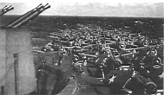 15.jpg: «Эссекс» на пути к театру военных действий, март 1943 г. На палубе стоят истребители «Хэллкэт» и бомбардировщики «Донтлесс».