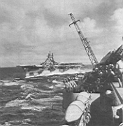 20.jpg: Корабли оперативного соединения TF-58 в походе (на заднем плане — «Тикондерога»). Обратите внимание на заваливающуюся мачту радиоантенны, которая перед взлетно-посадочными операциями переводится в горизонтальное положение.