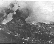24.jpg: «Франклин» после атаки 19 марта 1945 г. Обратите внимание на потоки воды, стекающей с ангарной палубы — экипаж пытается потушить пожар.