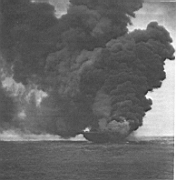 27.jpg: Пожар на «Банкер Холле» после попадания двух камикадзе 11 мая 1945 г.