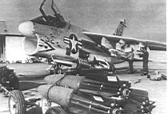 18.jpg: Подвеска бомб на штурмовик А-7А «Корсар» из состава авиакрыла CVW-5 с авианосца «Мидуэй».