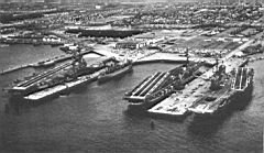 19.jpg: Ударные авианосцы у пирсов военно-морской базы Аламеда, 1960-е гг. С л ев а направо: «Корал Си», «Мидуэй» и «Хэнкок».