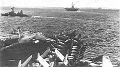 21.jpg: Американские корабли соединения TF-77 в районе «Янки-стейшн». Фото сделано с авианосца «Констел-лейшн»; впереди по курсу — «Орискани» в сопровождении эсминцев.