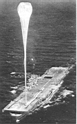 30.jpg: Запуск гигантского экспериментального аэростата «Скай-хук» с авианосца «Вэлли Фордж», 26 января 1960 г.