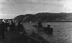 01.jpg: Вернувшуюся из боевого похода подводную лодку С-56 с оркестром встречают в Полярном.