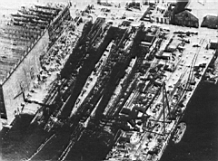 04.jpg: Стапель завода имени А.Марти в Николаеве со взорванными корпусами подводных лодок С-36 и С-37, август 1941 г.
