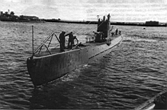 19.jpg: Подводная лодка С-9 перед швартовкой