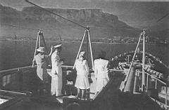 12.jpg: «Вэнгард» подходит к Кейптауну, 17 февраля 1947 г. Королевская семья в полном составе собралась на веранде на крыше второй башни главного калибра.