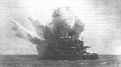 04.jpg: «Исключенное судно № 4» (бывший броненосец «Чесма») под обстрелом, август 1913 г.