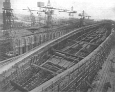 12.jpg: Набор корпуса «Наварина» на стапеле Адмиралтейского завода. На заднем плане — строящийся корпус линейного крейсера «Бородино», 1915 г.