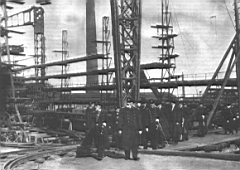 22.jpg: Морской министр И.К.Григорович (в центре на переднем плане) и чины ГУН и МГШ во время посещения стапелей Балтийского завода, 15 сентября 1913 г. Слева виден фрагмент набора «Измаила»