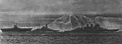 21.jpg: Соединение «Н» под флагом вице-адмирала Сомервилла выходит из Гибралтара. Слева направо: «АркРойял», линкор «Малайя» и линейный крейсер «Ринаун»