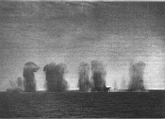 26.jpg: «Арк Ройял» у берегов Сардинии во время массированного авианалета, 27 ноября 1940 г.