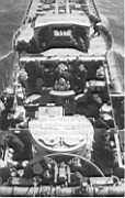 05.jpg: Ходовой мостик эсминца «Тартар», 1941 г. Хорошо видны главные компоненты системы управления огнем — 12-футовый дальномер и директор Mk.l