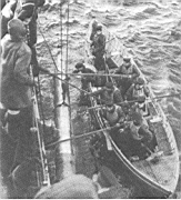 24.jpg: Подъем учебной торпеды на палубу эсминца «Коссак», осень 1940 г.