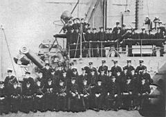 13.jpg: На флагманском корабле Атлантического флота: адмирал Мэй среди офицеров «Кинга Эдуарда VII». Гибралтар, 1905 г.