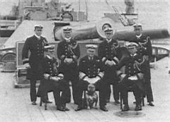 16.jpg: Командующий Флотом Канала адмирал Чарльз Бересфорд (сидит в центре, с собакой) на борту «Кинга Эдуарда VII», 16 апреля 1907 г. Слева сидит начальник штаба кэптен Д.Стэрди, будущий победитель адмирала Шлее.