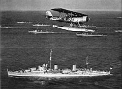 25.jpg: Крейсер «Аурора» и эсминцы Флота метрополии, 1936 г. В воздухе — гидросамолет Фэйри «Сиил»