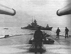 63.jpg: К лету 1940 г. на кораблях Кригсмарине появились опознавательные знаки для авиации — нарисованная на палубе свастика в белом круге. Вид с крейсера «Адмирал Хиппер» на линкор «Гнейзенау», 7 июня 1940 г.