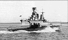 13.jpg: Торпедный катер типа Г-5 проходит мимо крейсера «Киров», 1940 г.