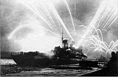 20.jpg: Крейсер «Киров» салютует в честь окончательного прорыва блокады города на Неве, 27 января 1944 г.