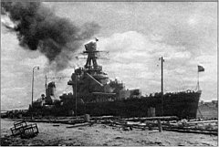 22.jpg: «Киров» ведет огонь по позициям противника во время наступления на Карельском перешейке, 7 июля 1944 г.