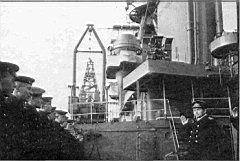 29.jpg: Командующий Черноморским флотом адмирал Ф. С.Октябрьский на палубе крейсера «Ворошилов», 1947 г. На площадке у первой дымовой трубы виден 12,7-мм четы-рехствольный пулемет «Виккерс»