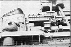 29.jpg: Носовая надстройка крейсера «Киров» после модернизации. Слева на переднем плане виден новый стабилизированный пост наводки зенитной артиллерии СПН-500
