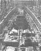 15.jpg: Корпус «Айовы» в процессе постройки, июль 1941 г. Хорошо видны четыре установленных паровых котла, барбеты башен главного калибра и наклонные продольные переборки системы ПТЗ. 