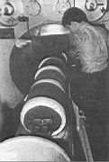 23.jpg: Подача заряда в камору центрального орудия башни № 2 линкора «Айова».